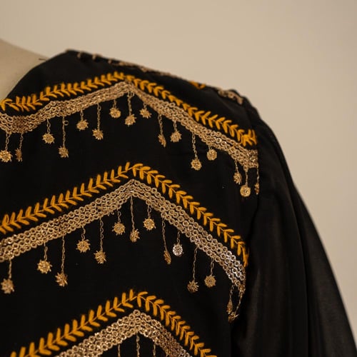 جلابية شيفون بتطريز ذهبي متدرج