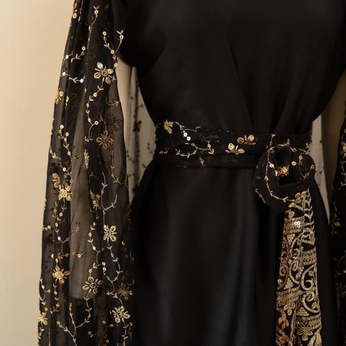 جلابية فاخرة بكاب مطرز بالذهبي