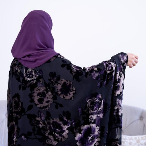 عباية مخمل شتوية مطرّزة بنقوش فاخرة
