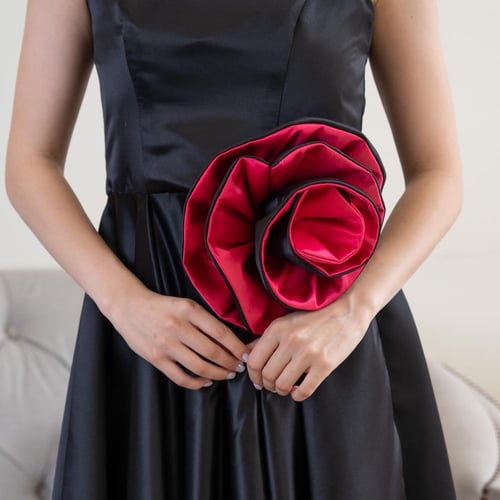 فستان سهرة أسود طويل مزين بوردة حمراء فاخرة