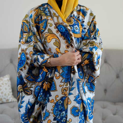 عباية حرير بنقشة فخمة و زم في الأكمام