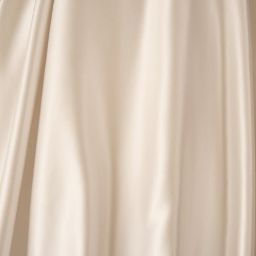 فستان ابيض منفوش بشك لامع