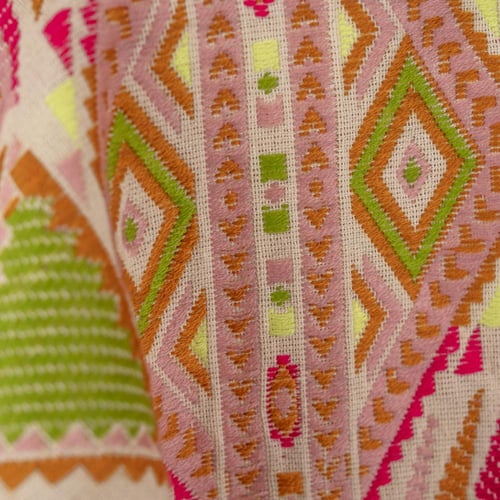 فستان سهرة بلون بيج وتفاصيل ملونة