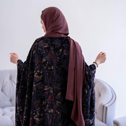 عباية مخمل شتوية بتفاصيل بنية