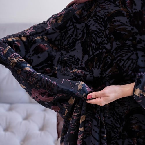عباية مخمل شتوية بتفاصيل بنية