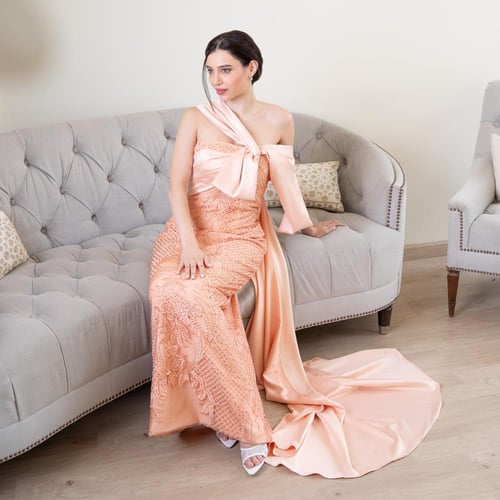 فستان سهرة باللون المشمشي الهادئ