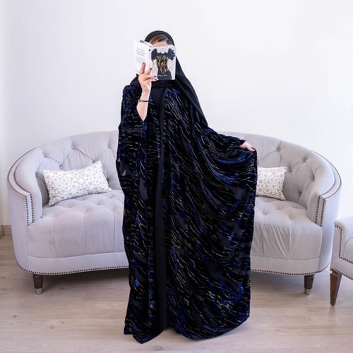 عباية مخمل شتوية مطرّزة بنقوش فاخرة