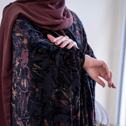 عباية مخمل شتوية بتفاصيل بنية