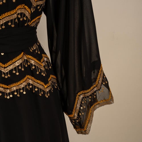 جلابية شيفون بتطريز ذهبي متدرج