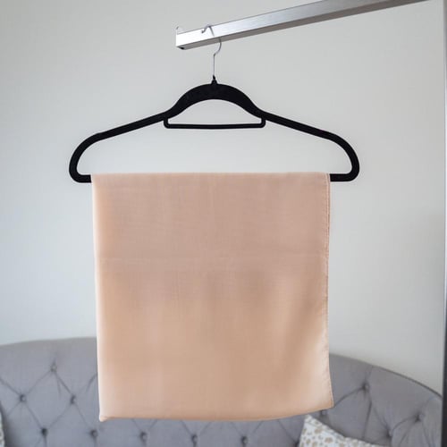 عباية حرير رمادية بنقشة شرقية مع شيلة وردية ناعمة