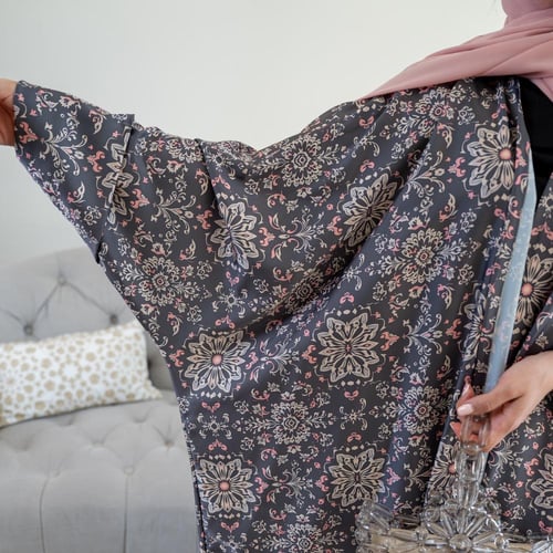 عباية حرير رمادية بنقشة شرقية مع شيلة وردية ناعمة