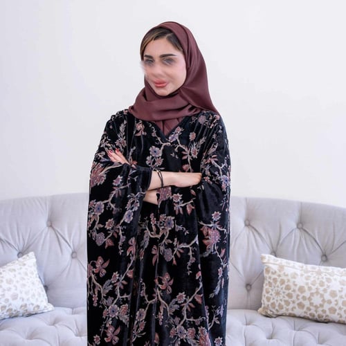 عباية مخمل شتوية مطرّزة بنقوش فاخرة