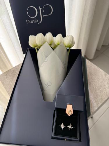 بوكس هديه ورد صناعي مع اكسسوار انيق ٣٢
