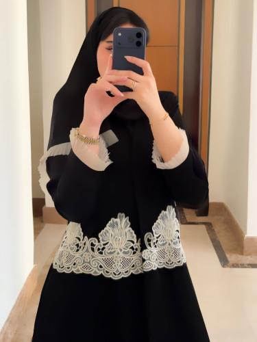 عباية من الكريب الملكي بالإضافة إلى الدنتيل الإيطالي الفاخر بقصة الكلوش
