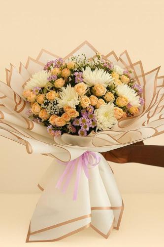 باقة توليب ابيض وبنفسجي واصفر