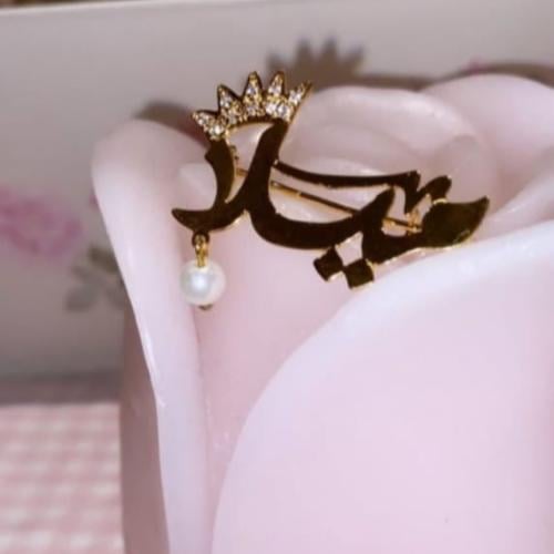 بروش بالإسم بالتاج مرصع كريستال