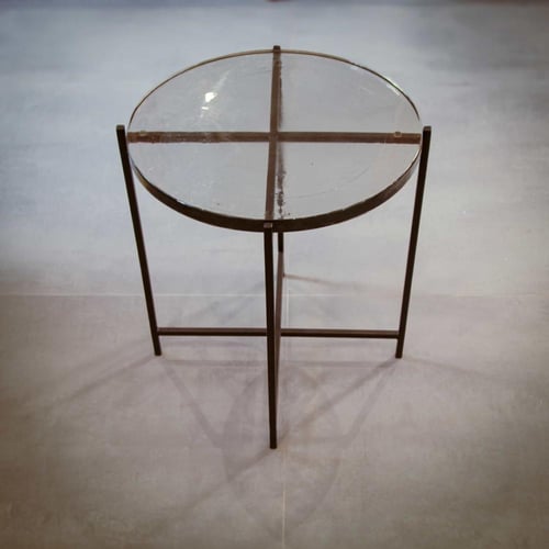 طاولة جانبية معدنية بسطح زجاجي