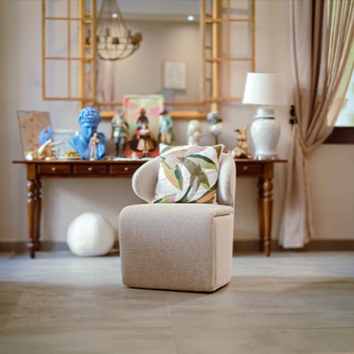 كرسي رمادي مزود بعجلات