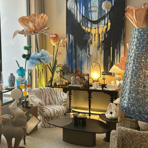 كرسي باللون الأبيض والزهري، بتصميم مخطط ناعم وقاعد...