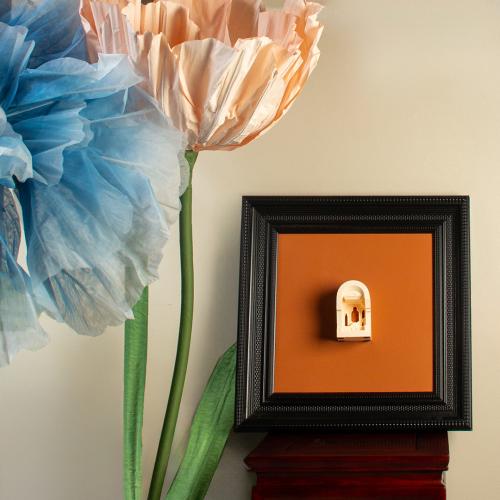 لوحة بإطار أسود ونافذة مجسّمة