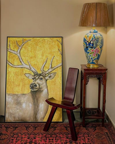 كرسي من الخشب صغير الحجم