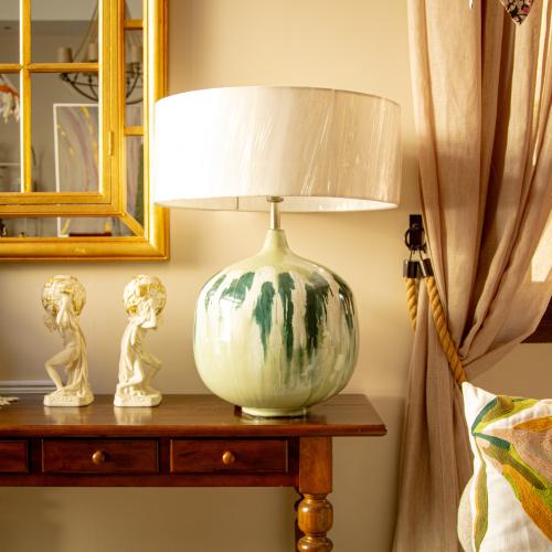 مصباح طاولة من الرخام الأخضر