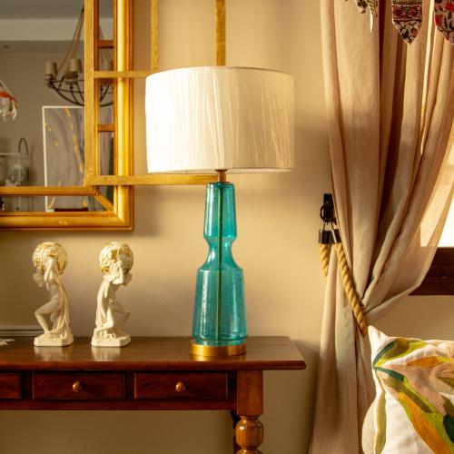 مصباح طاولة من الزجاج الأزرق بقاعدة نحاسية ذهبية