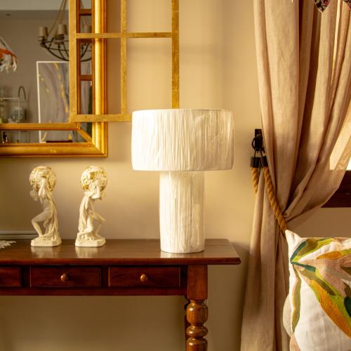 مصباح طاولة باللون الأبيض