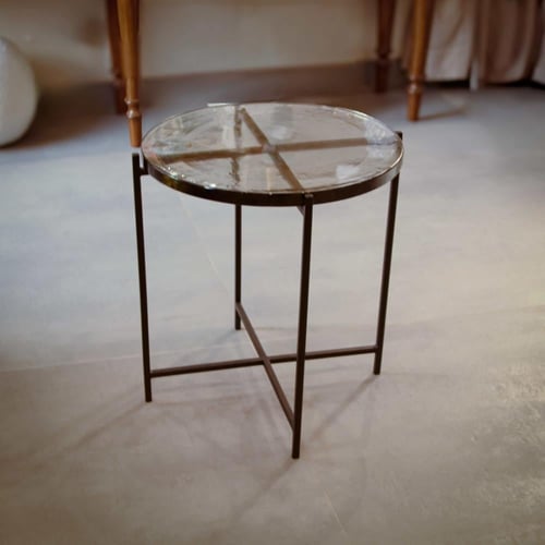 طاولة جانبية معدنية بسطح زجاجي