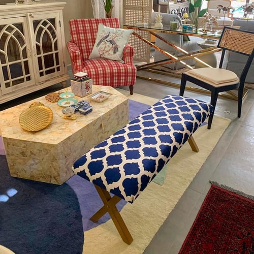 مقعد باللون الأزرق الداكن.