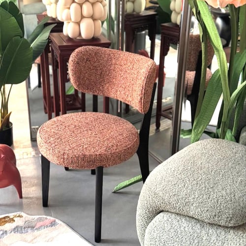 كرسي بقماش توييد ملون وقاعدة خشبية داكنة