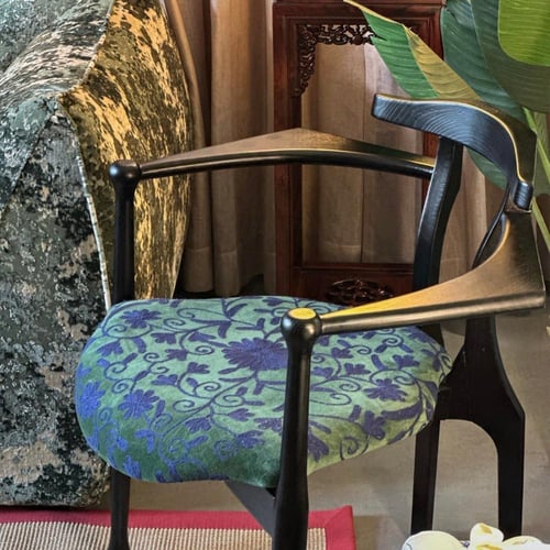 كرسي خشبي بلمسة فنية بمقعد منجّد بطباعة بالأخضر وا...