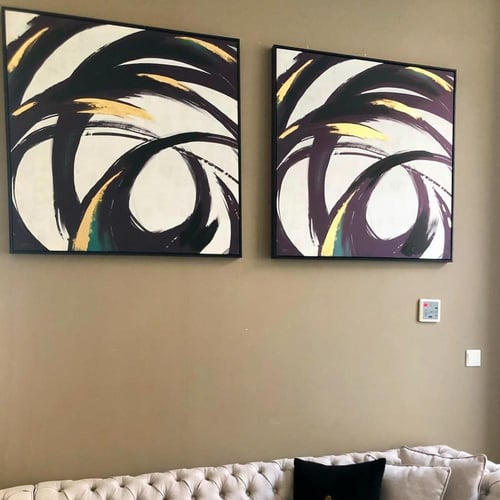 لوحة فنية جدارية تجريدية باللونين الأسود والذهبي.