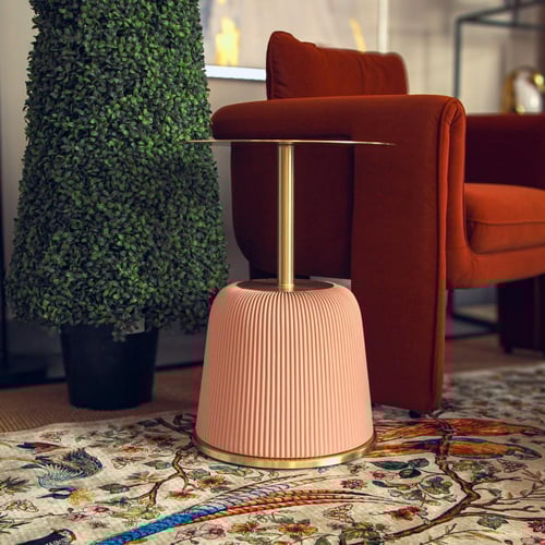 طاولة جانبية باللون الوردي والذهبي