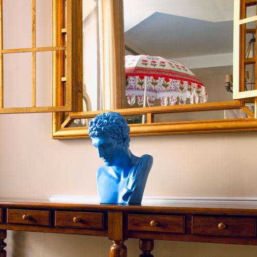 تمثال نصفي يوناني أزرق