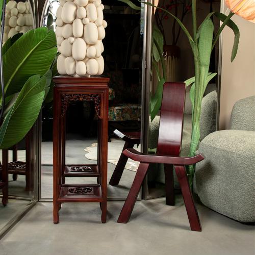 كرسي من الخشب صغير الحجم