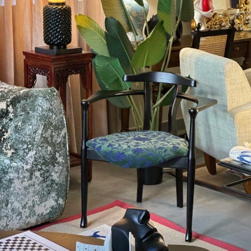 كرسي خشبي بلمسة فنية بمقعد منجّد بطباعة بالأخضر وا...