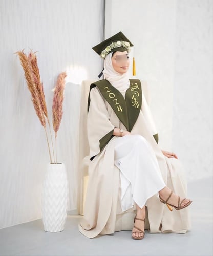 عبايات التخرج من-لارين