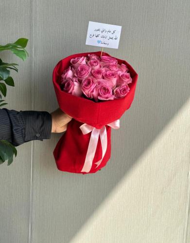 سكارف الشتاء لون أحمر مع باقة الورد