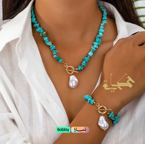 An elegant set of natural stones and pearls.
