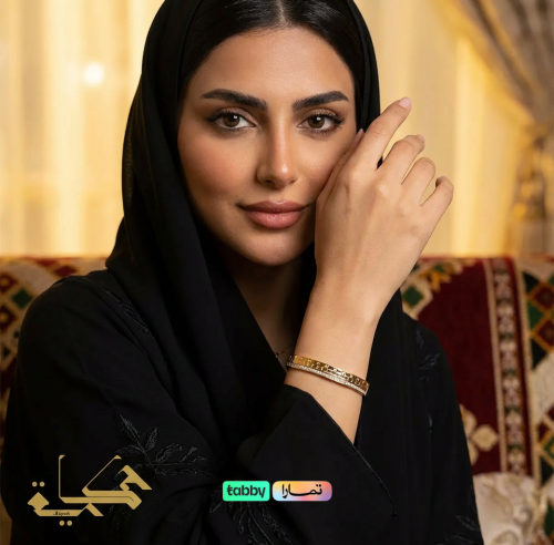 A gold-plated bracelet encrusted with zirconia.