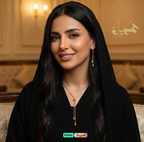 Elegant jewelry set consisting of two pieces in the shape of a teardrop.