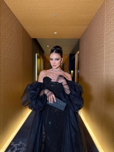 فستان سهرة أسود بفصوص زركون وشال تول منفوش