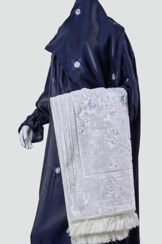 طقم صلاة مطرز مع سجادة حرير (مرد)