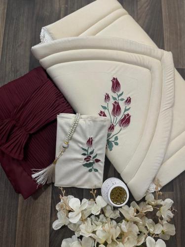 طقم الصلاة الكسرات مع سجادة مطرزة