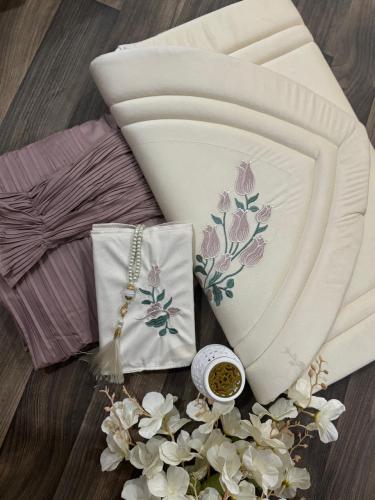 طقم الصلاة الكسرات مع سجادة مطرزة