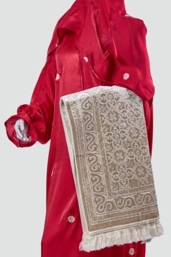 طقم صلاة مطرز مع سجادة حرير (سحاب)