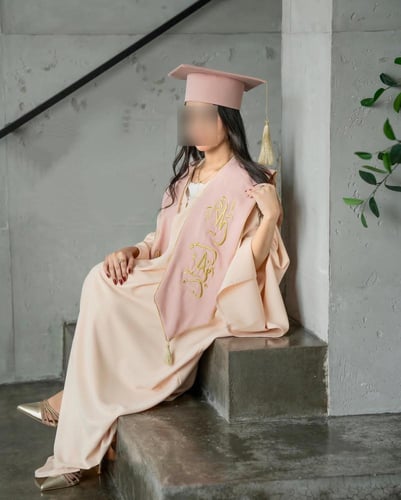 عبايه تخرج 2025 عبايات البشت بالاسم والعبارة وسنة...