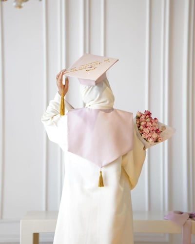 عبايه تخرج 2025 تصميم البشت بالاسم والعبارة وسنة ا...