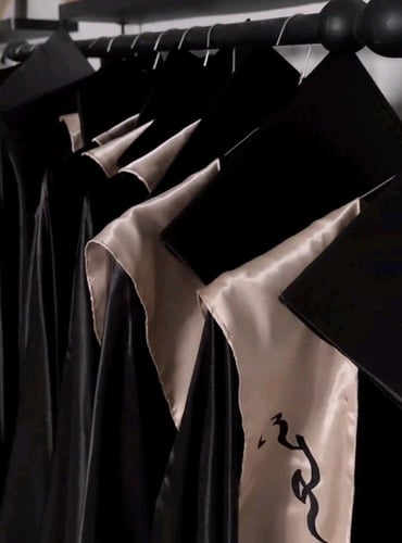 عباية تخرج حرير موديل بشت بالاسم تفصيل حسب الطلب ع...